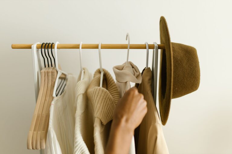 How to Build a Basic Capsule Wardrobe for Effortless Style